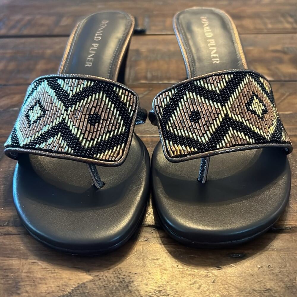 Donald J Pliner Vimms Beaded Slip On Sleek Elegant Heels Toe Post NEW Size 8.5 - Picture 12 of 13